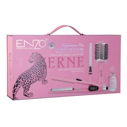 مجموعة تصفيف الشعر المتكاملة ENZO Supercare Pro (الموديل EN-5510) اجعلي كل يوم كيوم صالون تجميل مع مجموعة ENZO Supercare Pro الفاخرة، المصممة خصيصاً لتلبية جميع احتياجاتكِ لتصفيف الشعر. هذه المجموعة هي الهدية المثالية لأي سيدة تبحث عن نتائج احترافية في المنزل، وتأتي في صندوق أنيق بلون وردي جذاب. محتويات المجموعة والمميزات: تجمع هذه المجموعة الشاملة 4 عناصر أساسية: 1. مكواة فرد الشعر (Ceramic Flat Iron): • تتميز بلوحات سيراميك مطلية بالـ Rose Gold (ذهبي وردي). • توفر فردًا ناعمًا ولامعًا. • مزودة بشاشة عرض رقمية لدرجة الحرارة (تصل إلى 988درجة كما هو موضح على المكواة). 2. فرشاة تجفيف وتكثيف بالهواء الساخن (Blowout Brush): • تجمع بين وظيفة مجفف الشعر والفرشاة الدائرية لتوفير الحجم والتكثيف (Blowout &amp;amp; Styling). • تساعد على التجفيف السريع وإضافة حجم عند الجذور. 3. مكواة تجعيد الشعر (Ceramic Curler): • ذات برميل نحيف نسبياً لتكوين تجعيدات و&amp;quot;كيرلز&amp;quot; محددة. • مثالية لإضافة تمويج أو لمسة نهائية على الشعر. 4. سيروم العناية والشعر العطري (Dr. ENZO MISS LAVERNE Hair Care Perfume Serum): • يُستخدم للعناية بالشعر، وإضافة لمعان ونعومة، مع ترك رائحة عطرية جذابة تدوم طويلاً. المميزات العامة للمجموعة: • تصميم فاخر: جميع الأدوات بتصميم وردي/ذهبي أنيق وجذاب. • تقنية السيراميك: توفر حماية للشعر وتوزيعًا متساويًا للحرارة. • هدية مثالية: تأتي في صندوق هدايا فاخر عليه علامة ENZO PROFESSIONAL واسم LA VERNE. 2